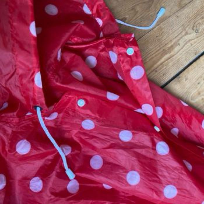 Cape de pluie imperméable à capuche rouge à pois blancs comme Minnie - photo numéro 6