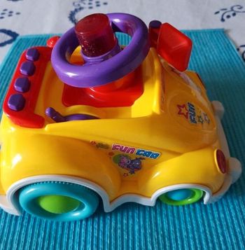 Voiture avec volant musical