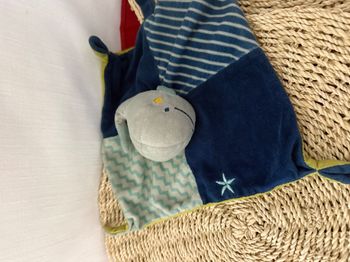 DOUDOU PLAT CARRÉ GEMO BALEINE BLANC BLEU JAUNE ETOILE RAYÉ TÉTINE ZIG ZAG