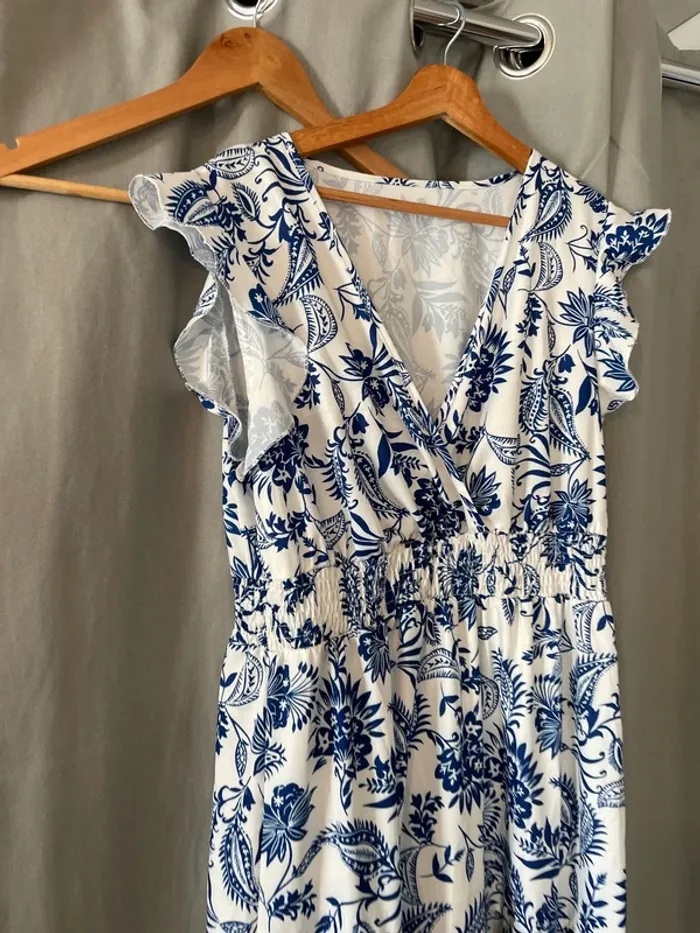 Robe blanche et bleus fleurs - photo numéro 2