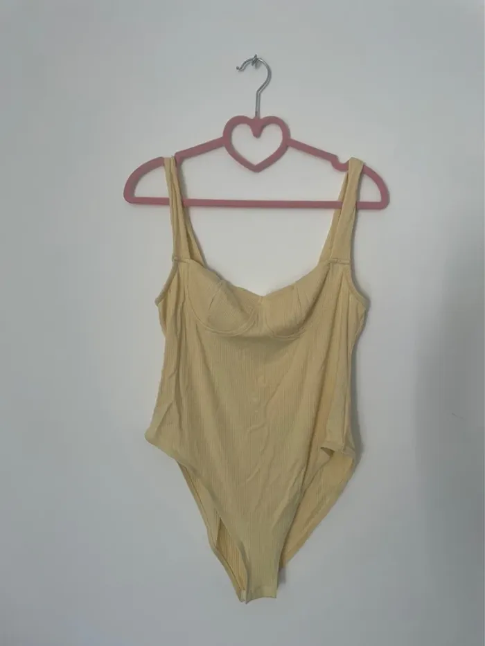 Body jaune pastel