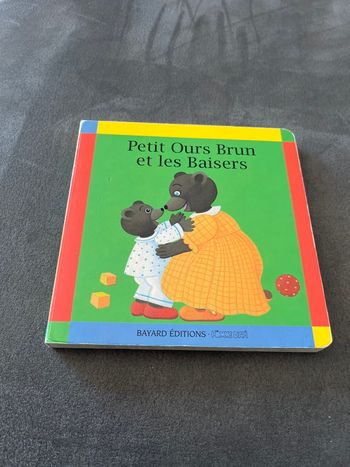 Livre cartonné petit ours brun et les baisers
