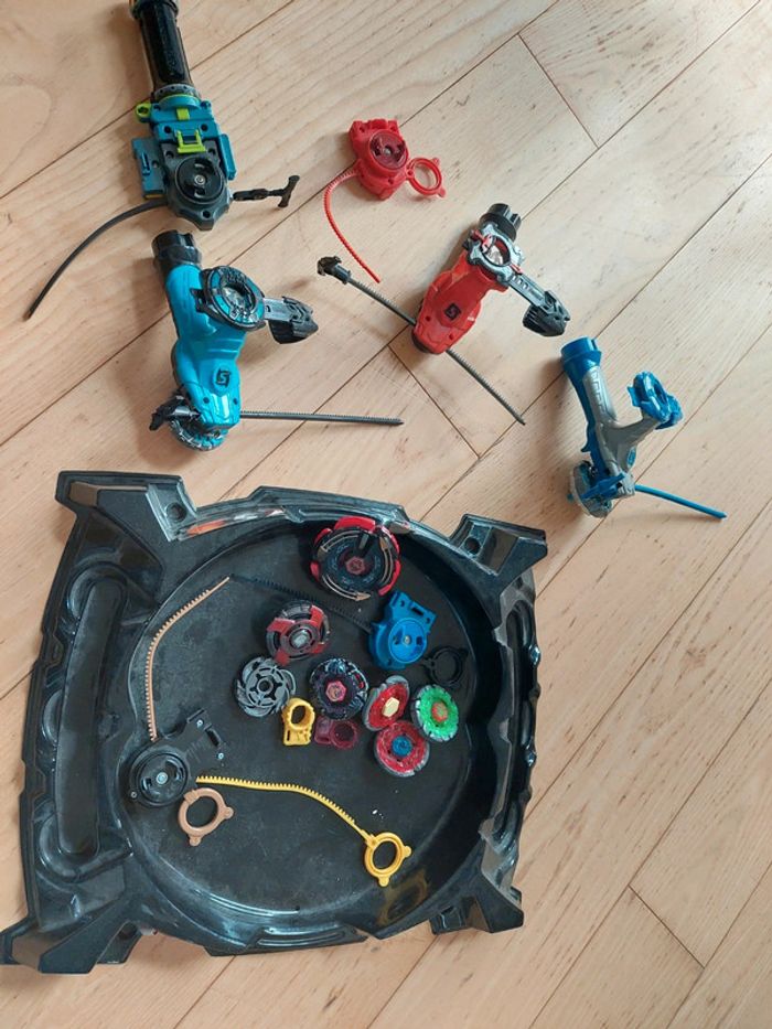 Lot de toupies beyblade et battre strikers avec arène et lanceurs