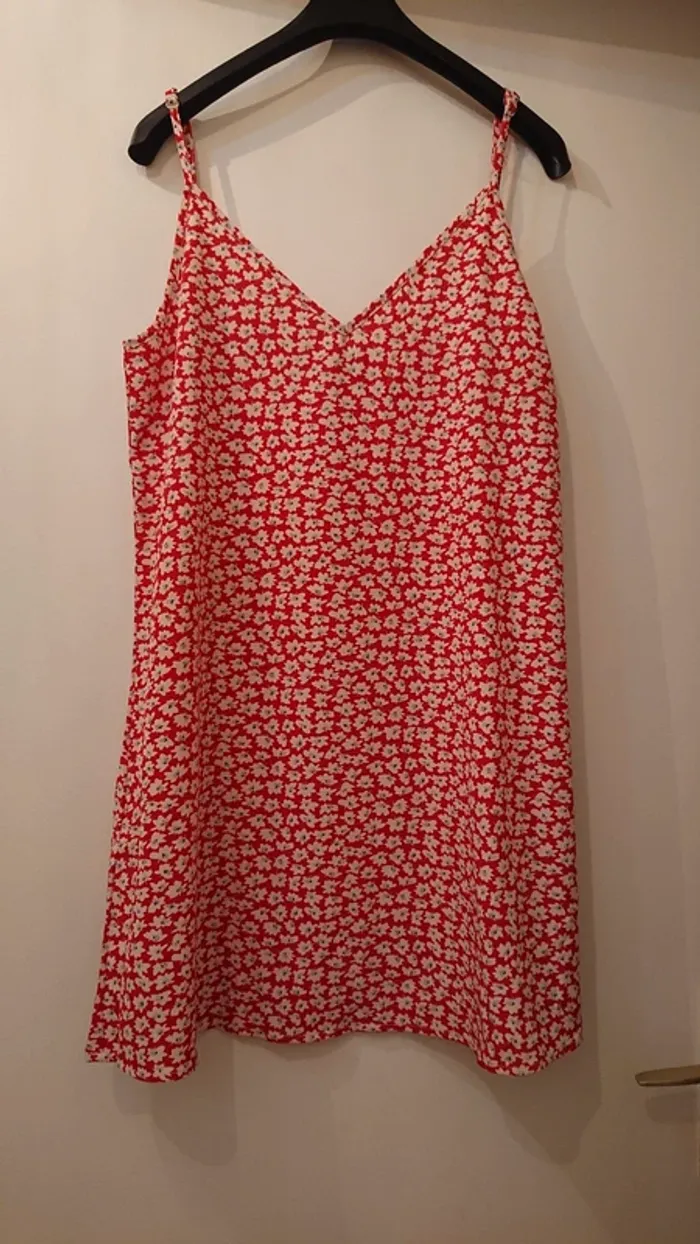 Robe été légère rouge à fleurs blanches
