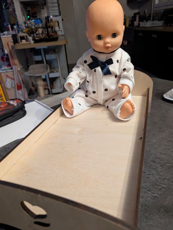 Lit en bois corolle et bébé en plastique