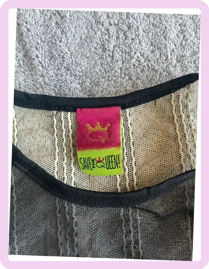 Top Original Save The Queen Taille L – Style Chic et Artistique – Jeu de Transparence Raffiné - photo numéro 4