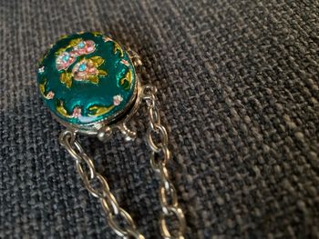 Porte clé médaillon vintage vert fleuri