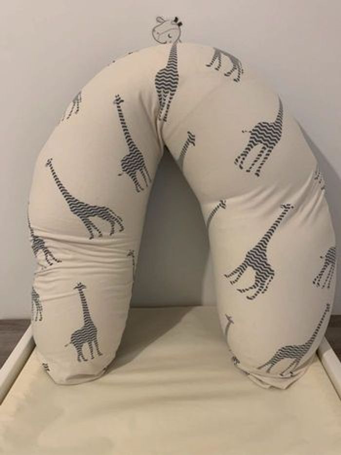 Coussin d’allaitement motif girafe DOOMOO en bon état - photo numéro 3