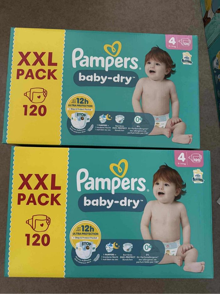 Lot de 2 carton de couches taille 4 pampers baby dry