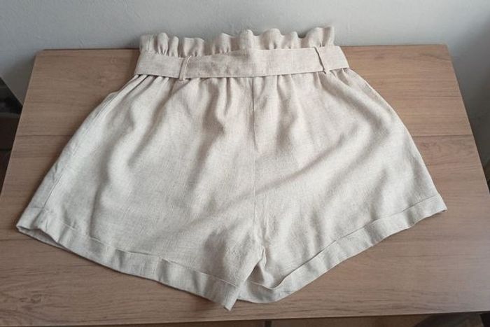 Short neuf taille 42 couleur crème - photo numéro 2