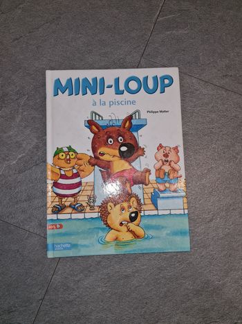 Livre mini loup à la piscine
