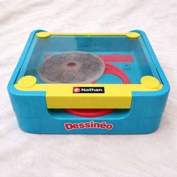 Jeu / jouet créatif (dessin) Dessineo. De 4 ans à 8 ans.