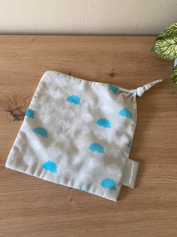 Doudou plat carré gris blanc hérisson bleu air France