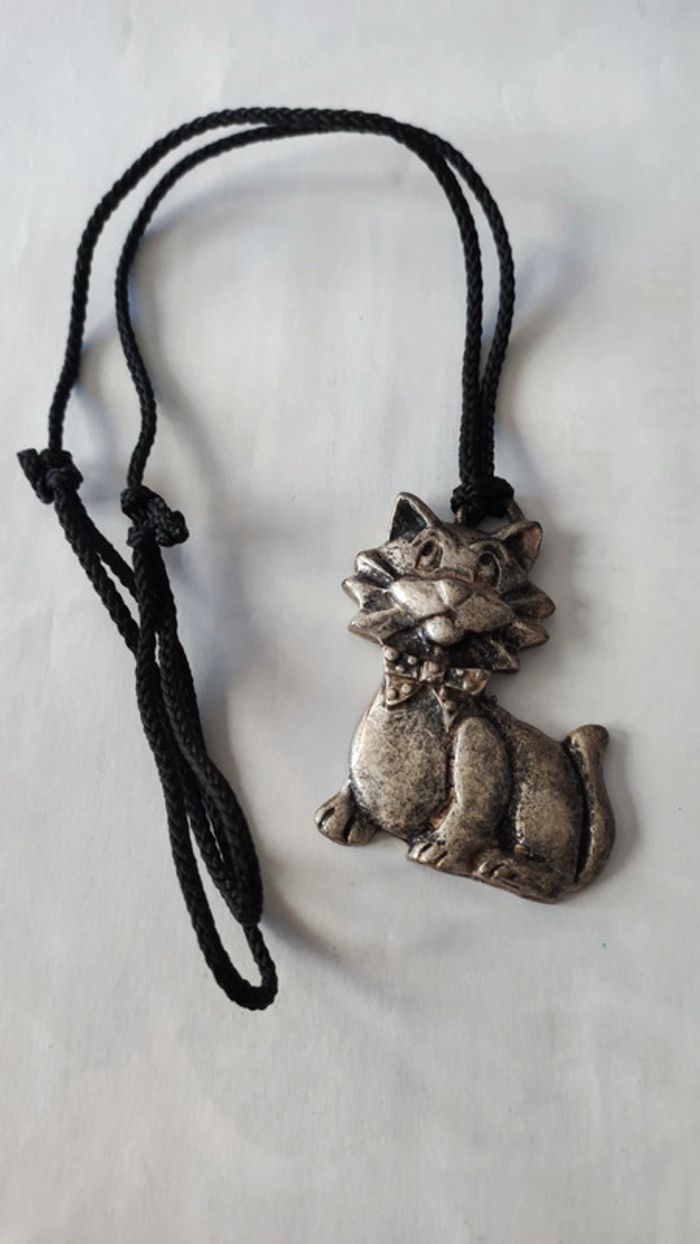 Pendentif chat avec cordon