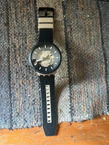 Montre Swatch rétro-moderne céramique silicone officiel édition limitée rare