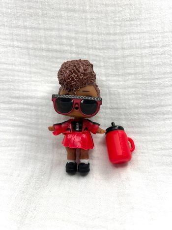 LOL Surprise poupée rouge avec accessoires !