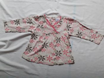 Blouse beige fleurie col en V