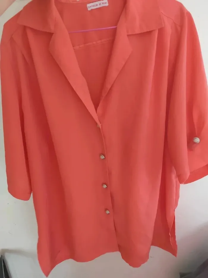 Chemisier rose corail manches courtes