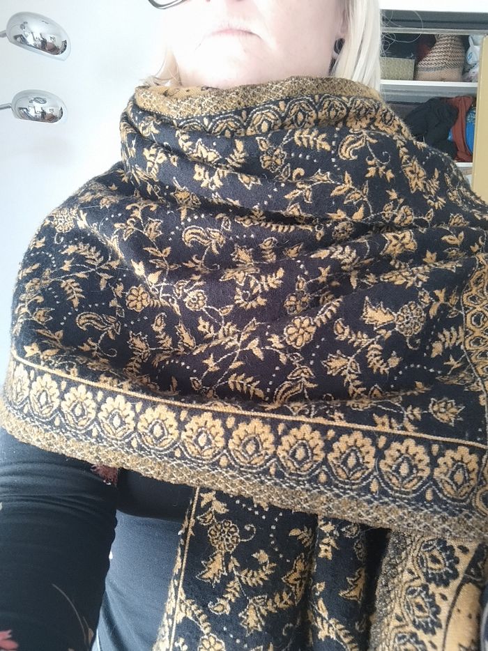 Châle noir et moutarde - photo numéro 3