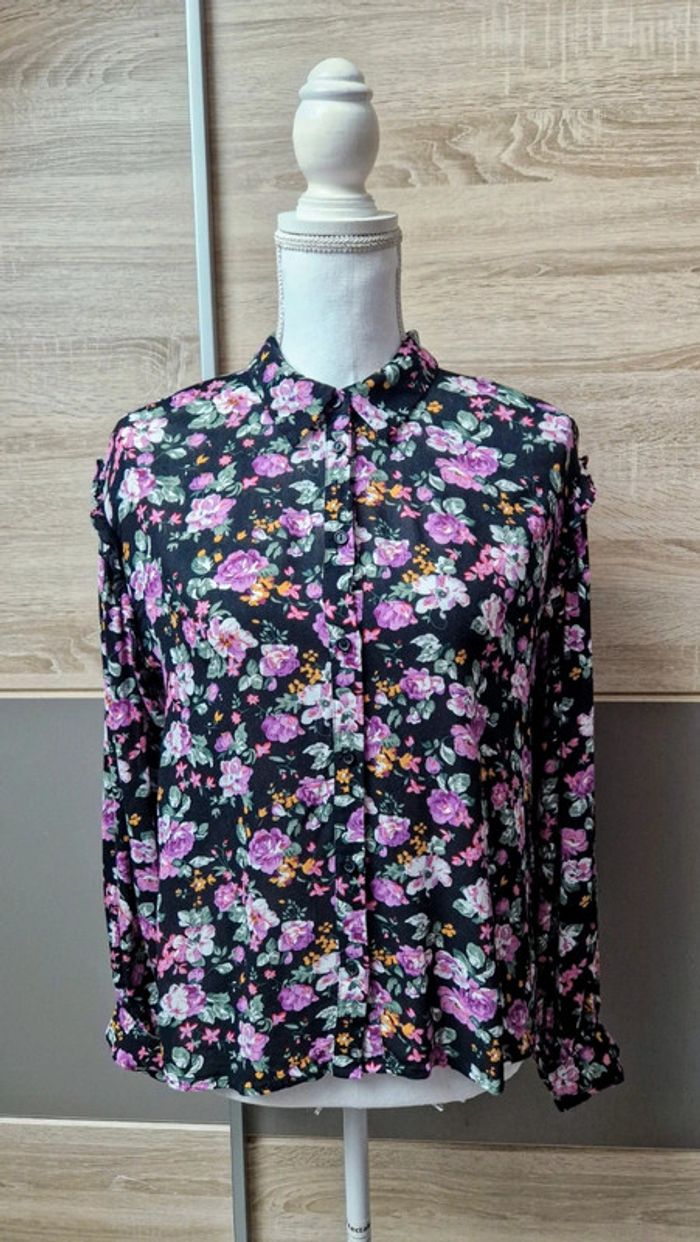 Chemise fleurie.