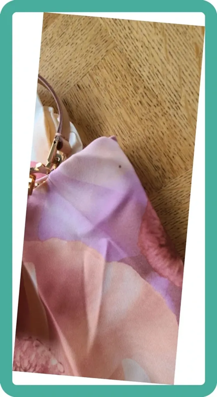 Sac pochette Ferragamo et carré de soie - photo numéro 4