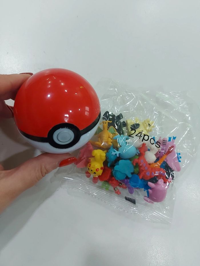 Lot pokeball + 24 figurines pokémon neuf