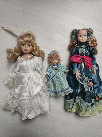 Lot de 3 poupées en porcelaine 