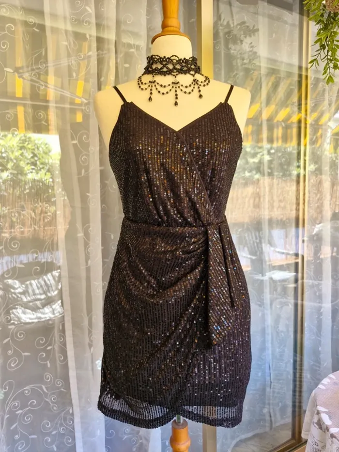 🎀 Robe noire à sequins - photo numéro 5