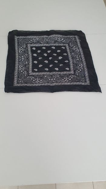 Foulard noir