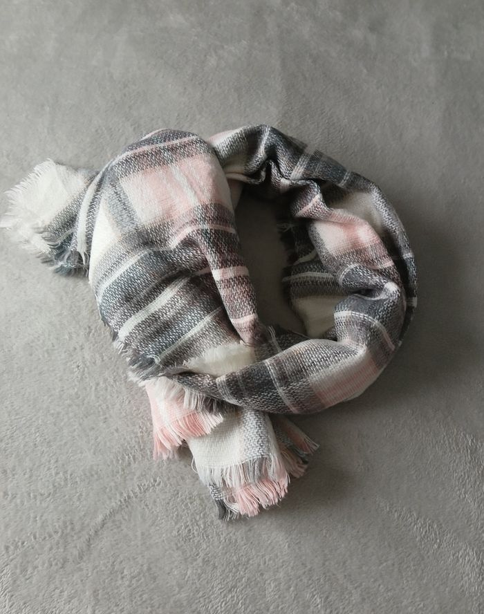 Écharpe carrée 
Dimensions : 120 x 120 cm