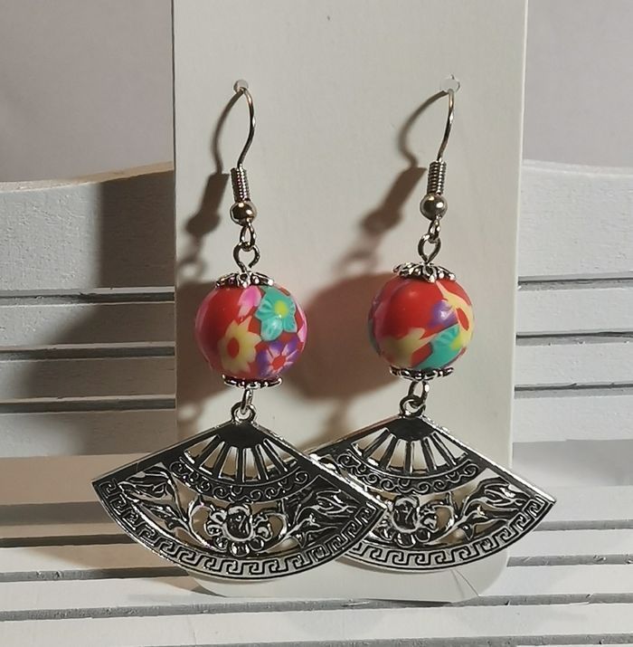 Boucles d'oreilles fantaisie éventail et perles fleuries