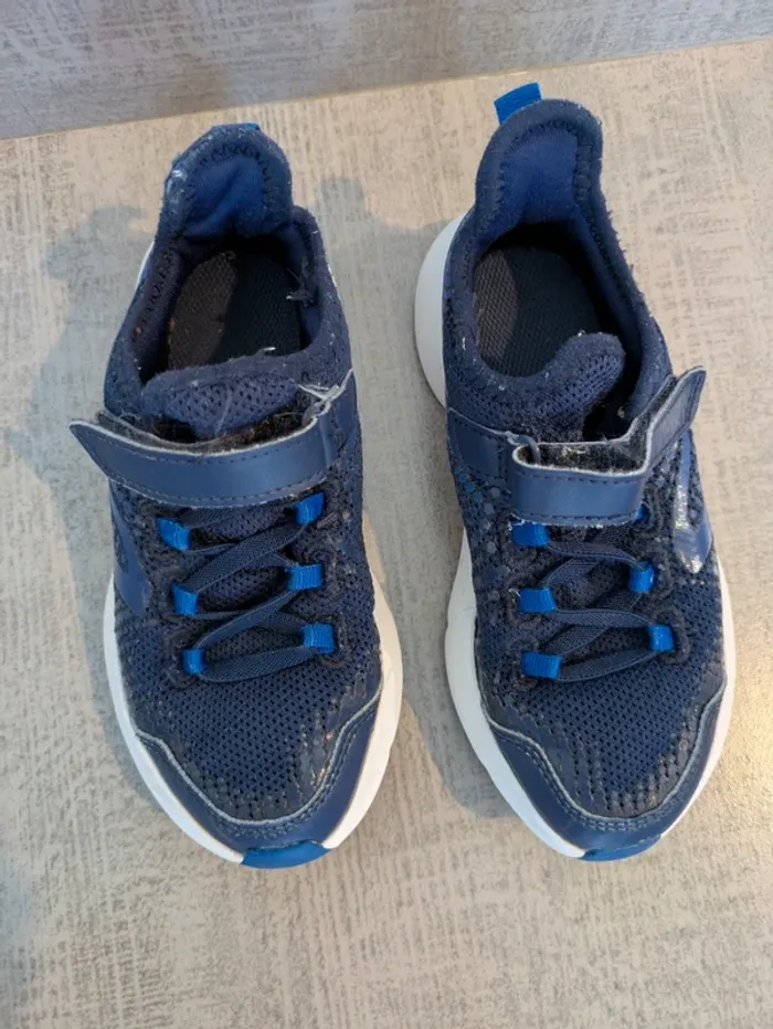 Baskets à scratch flexibles et légères Decathlon taille 29 - photo numéro 2