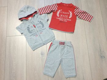 Ensemble 3 pièces gris et rouge. Garçon 6 mois. Marque Orchestra