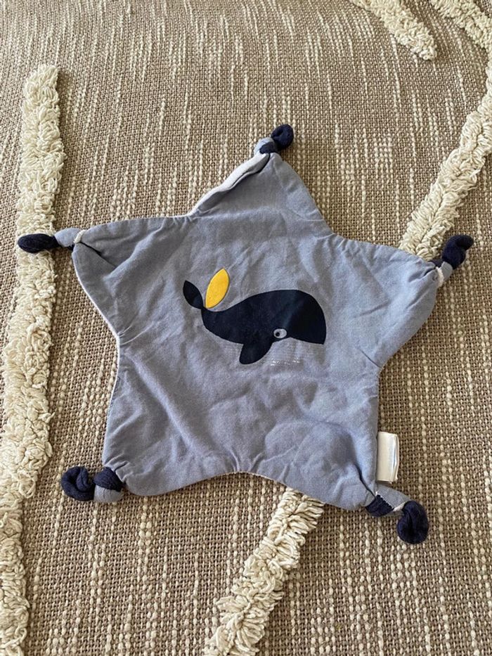 Peluche doudou plat 24cm Obaïbi étoile baleine bleu et jaune très bon état