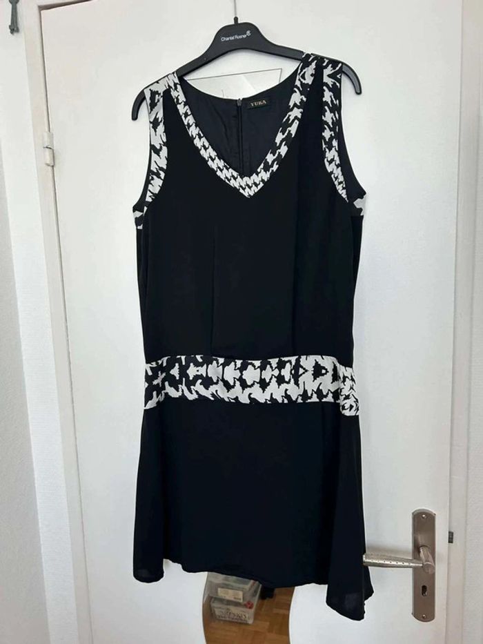 Robe  noire  et  creme  T40