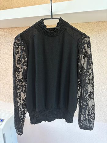 Blouse noire manches à dentelle