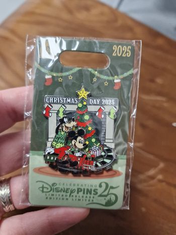 Pins disneyland noel 2025 edition limitee mickey et dingo