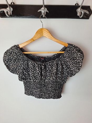 Top crop fleuri noir et blanc S Jennyfer