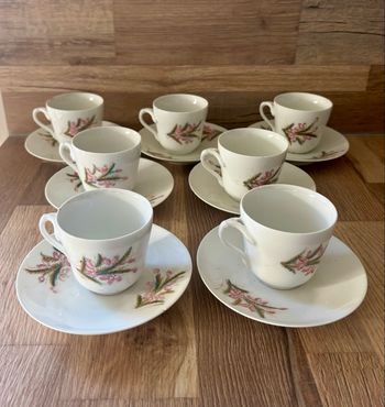 Vintage ensemble de 7 tasses et soucoupes en porcelaine fleurie avec défauts