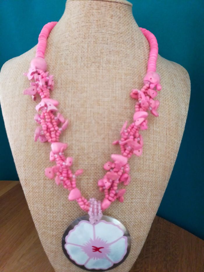 Collier ethnique rose vif en perles naturelles + grand pendentif floral nacré - photo numéro 2