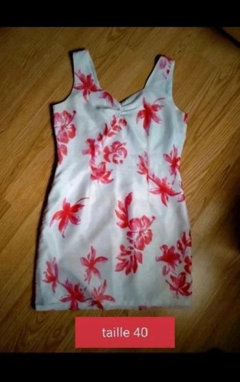 Jolie robe blanche a fleurs. Femme.
Taille 40