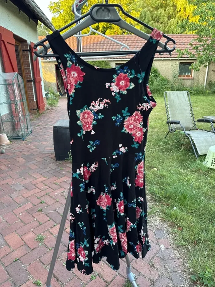 Jolie petite robe sans manches neuve taille XS/S - photo numéro 2