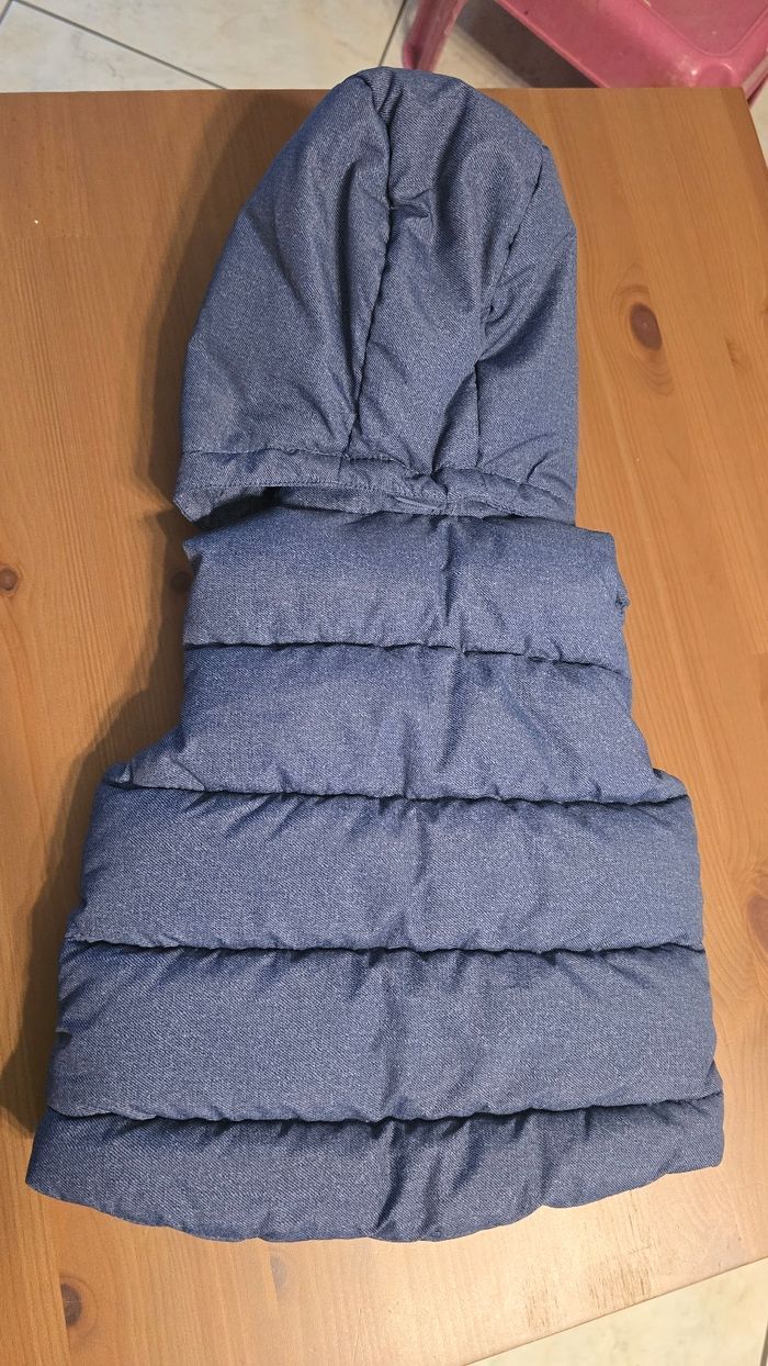 NEUVE (NON PORTÉE)🏷🤩😍🤎💙 superbe doudoune sans manche,  capuche amovible 9 mois garçon 😍🤎🤩💙 - photo numéro 2