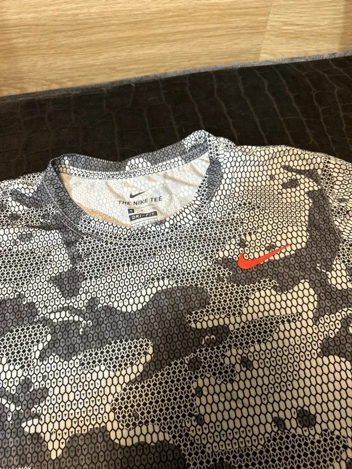 T shirt Nike TEE S excellent état presque pas porté - photo numéro 2