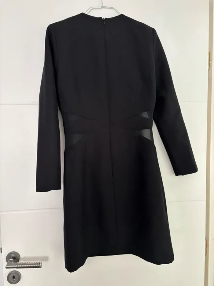 Robe noire avec découpage latérales - photo numéro 3