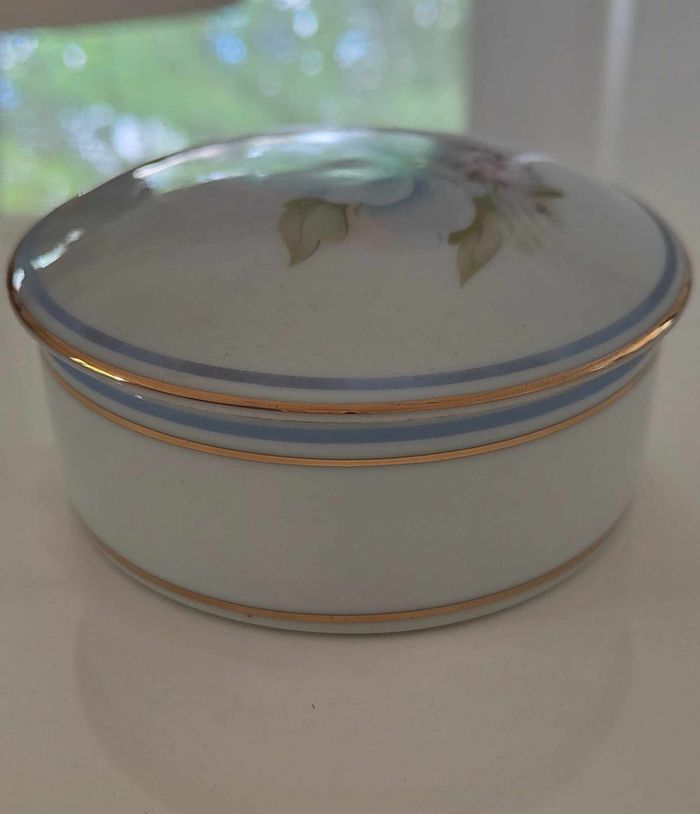 Boite ronde en porcelaine - photo numéro 2