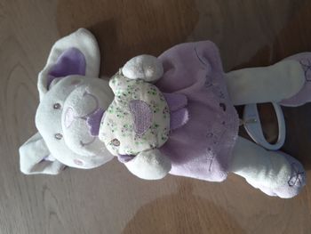 Doudou musical lapin mauve