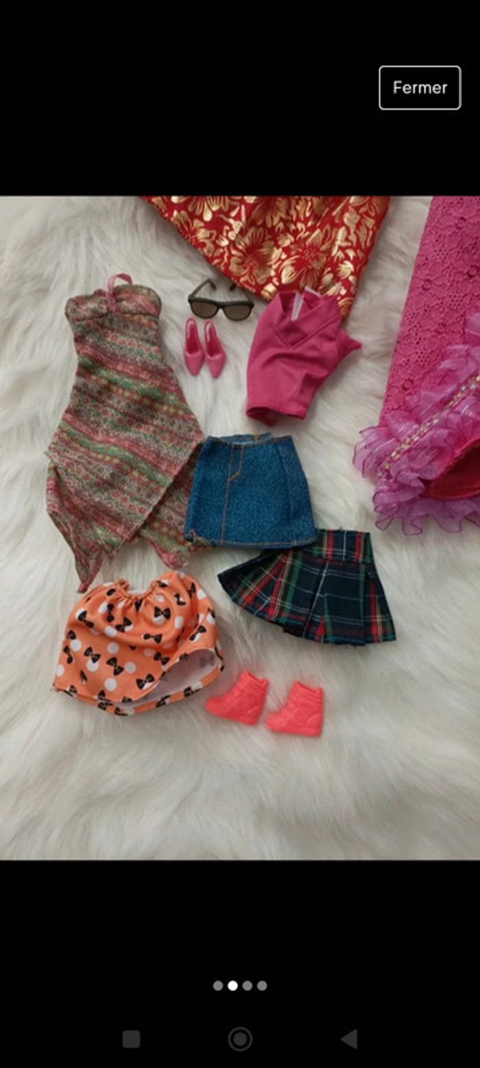 Lot accessoires et vêtements pour poupée style Barbie - photo numéro 2
