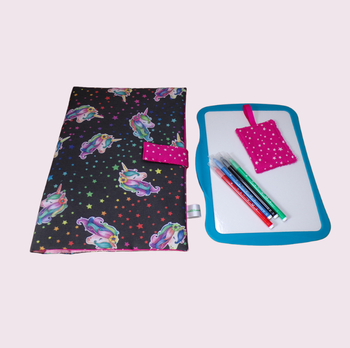 pochette range ardoise et crayons, effaceur offert, modèle licorne fond noir