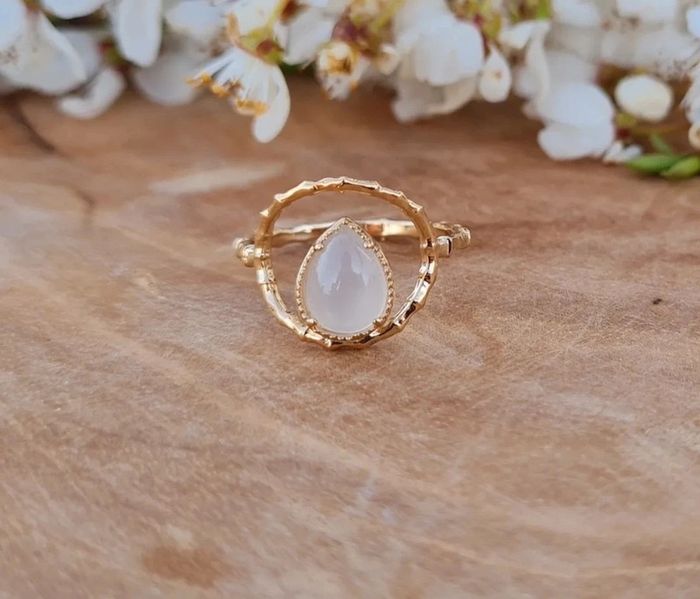 Bague cercle en plaqué or et pierre de lune taille t54